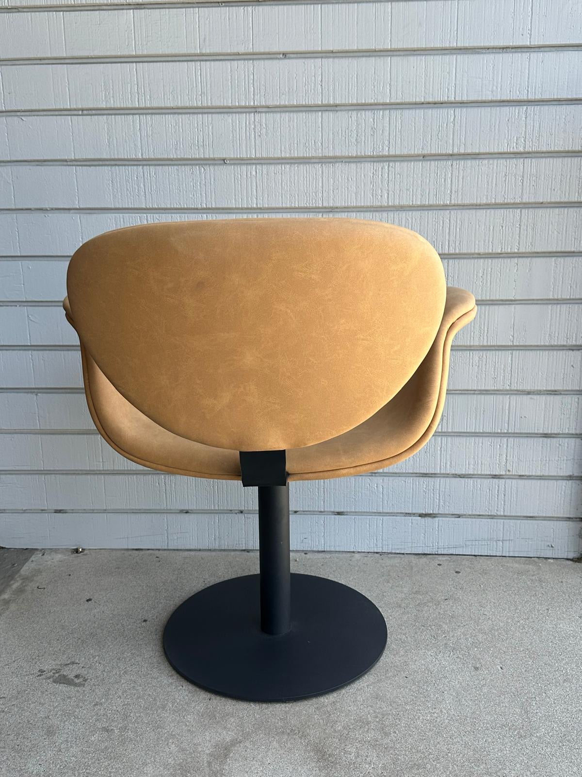 Tulip Swivel Chair in Camel and Black