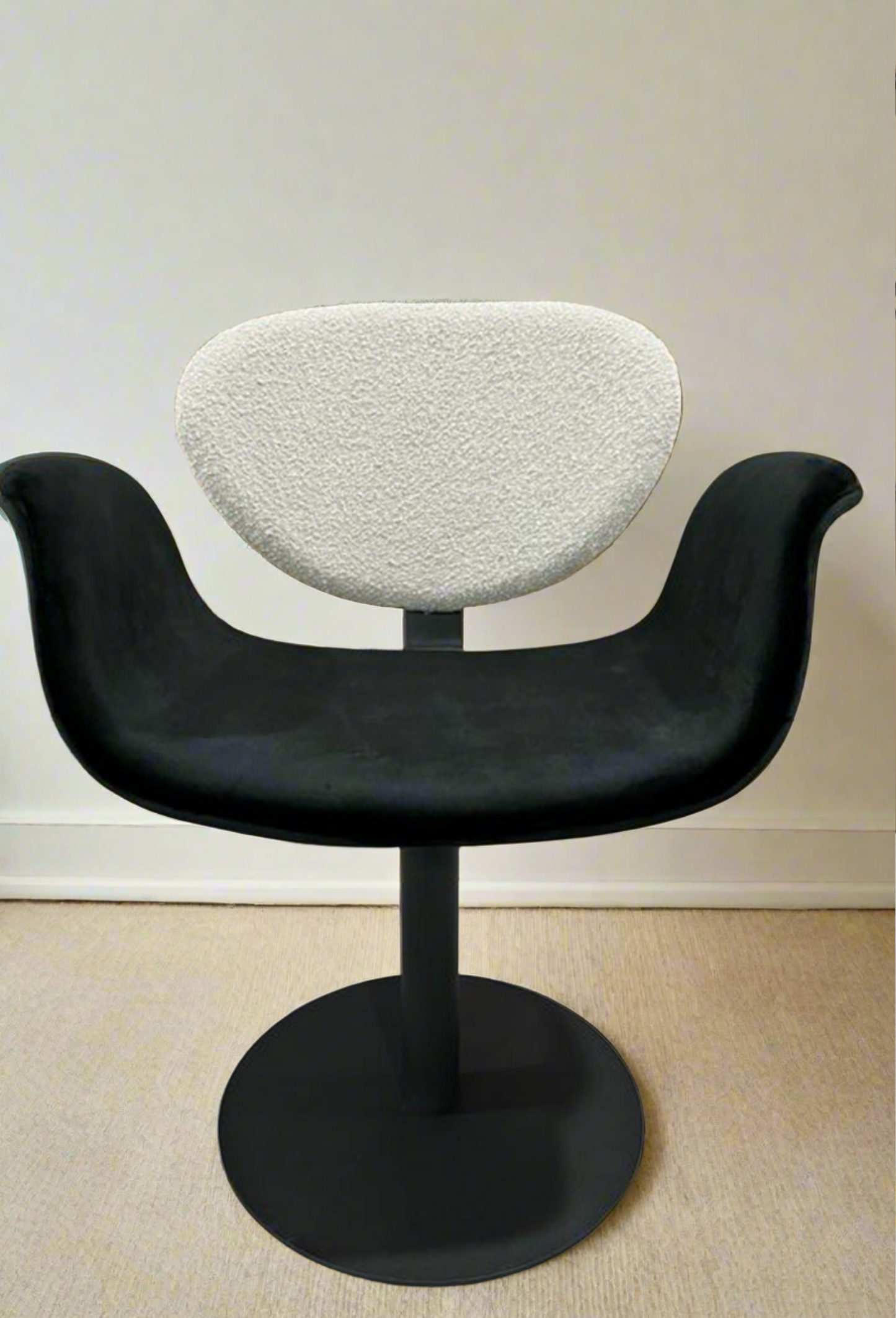 Tulip Swivel Chair in Black and White