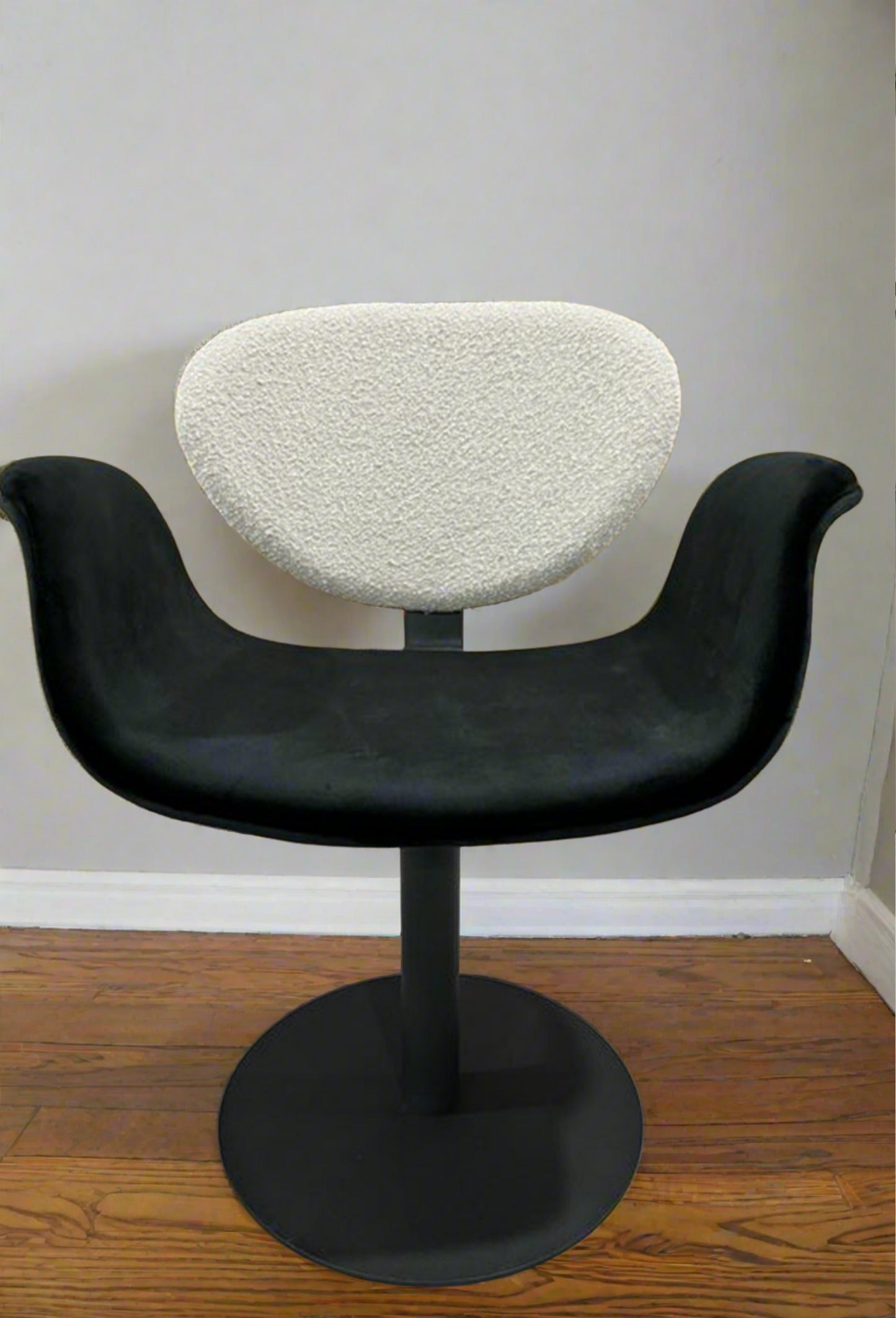 Tulip Swivel Chair in Black and White